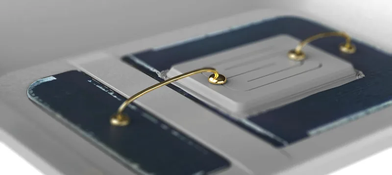 Diagrama estructural ampliado de la unión por «gold bump» en un pad de chip LED